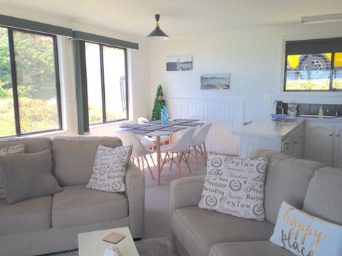 KINGFISHER COTTAGE Beachfront At The Binalong Bay - Accommodation Great Ocean Road 24