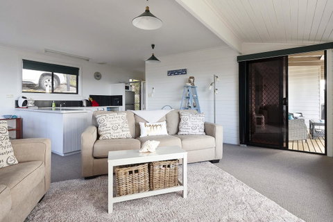 KINGFISHER COTTAGE Beachfront At The Binalong Bay - Accommodation Great Ocean Road 22