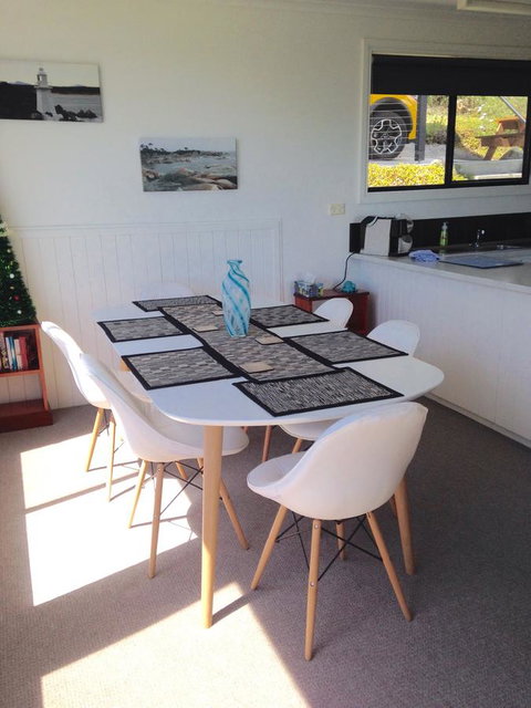 KINGFISHER COTTAGE Beachfront At The Binalong Bay - Accommodation Great Ocean Road 14