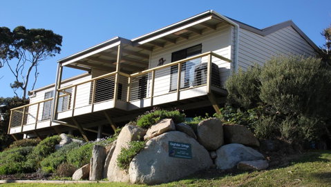 KINGFISHER COTTAGE Beachfront At The Binalong Bay - Accommodation Great Ocean Road 0