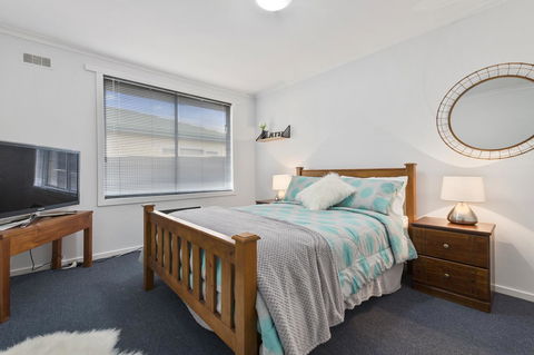 Elkie Villa - 2 Bedroom Unit - Burnie - Accommodation Great Ocean Road 1