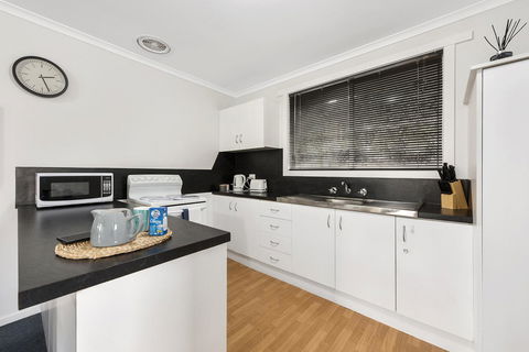 Elkie Villa - 2 Bedroom Unit - Burnie - Accommodation Great Ocean Road 3