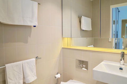 Pride Docklands Waterfront Apartment City View - Accommodation Great Ocean Road 17