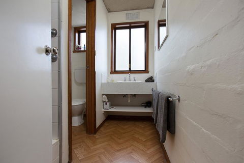 Eastern Beach Holiday Units - Accommodation Great Ocean Road 4