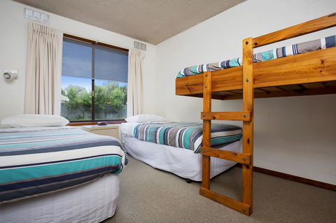 Eastern Beach Holiday Units - Accommodation Great Ocean Road 6