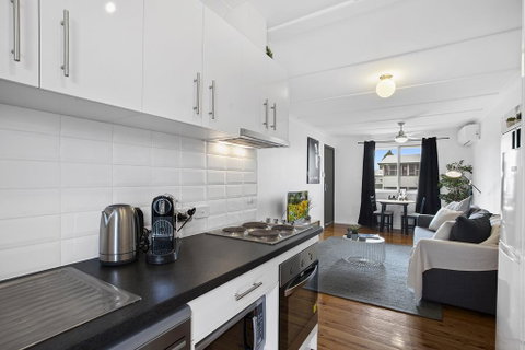 The Neo Stylish Central Apartment With Aircon Courtyard And Netflix - Accommodation Great Ocean Road 2