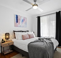 The Neo stylish central apartment with aircon courtyard and Netflix - Accommodation Great Ocean Road