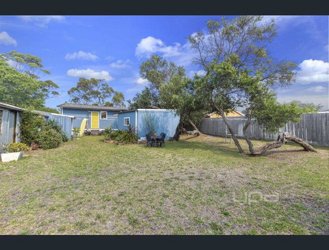 Toot Toot ! 50s Classic Beach House With Bungalow - Accommodation Great Ocean Road 2