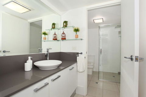 Unit 2 Point Break Apartments, 1-3 Point Arkwright, Linen Incl - Accommodation Great Ocean Road 3