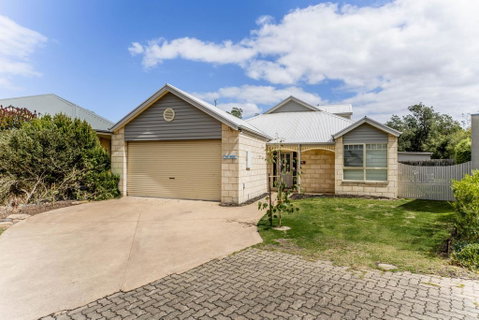 WALKIN ON SUNSHINE - STROLL TO BEACH BREAK - Accommodation Great Ocean Road 0