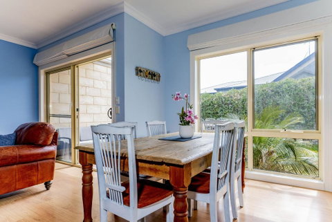 WALKIN ON SUNSHINE - STROLL TO BEACH BREAK - Accommodation Great Ocean Road 1