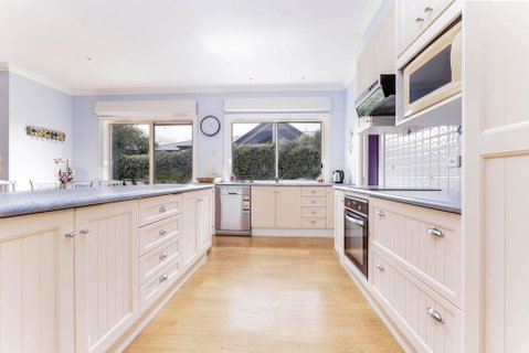 WALKIN ON SUNSHINE - STROLL TO BEACH BREAK - Accommodation Great Ocean Road 2