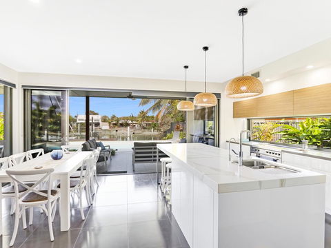 WATERFRONT HOME BORDERING MOOLOOLABA - Accommodation Great Ocean Road 3