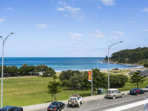 WATERFRONT THREE- In The Heart Of Lorne - Accommodation Great Ocean Road 2