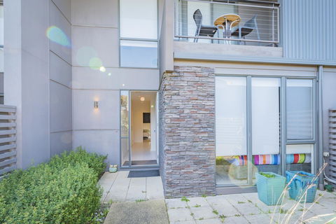 Stylish 3 Bedroom Townhouse - Free Parking - Accommodation Great Ocean Road 0