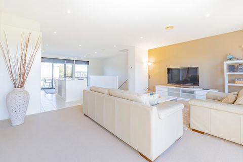 Stylish 3 Bedroom Townhouse - Free Parking - Accommodation Great Ocean Road 4
