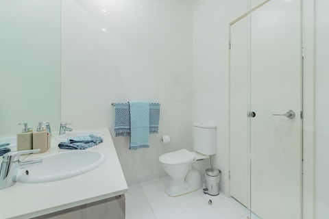 Stylish 3 Bedroom Townhouse - Free Parking - Accommodation Great Ocean Road 18