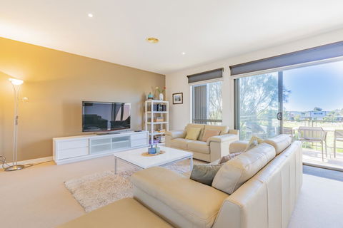 Stylish 3 Bedroom Townhouse - Free Parking - Accommodation Great Ocean Road 9