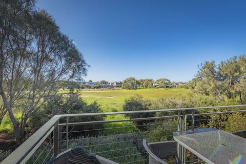 Stylish 3 Bedroom Townhouse - Free Parking - Accommodation Great Ocean Road 12