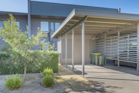 Stylish 3 Bedroom Townhouse - Free Parking - Accommodation Great Ocean Road 24