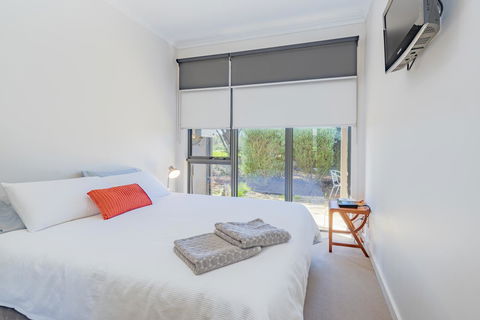 Stylish 3 Bedroom Townhouse - Free Parking - Accommodation Great Ocean Road 7