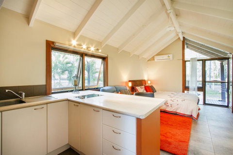 Airlie Beach Eco Cabins - Adults Only - Accommodation Great Ocean Road 12