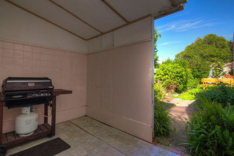 Young's Cottage - Circa: 1861 - Accommodation Great Ocean Road 1