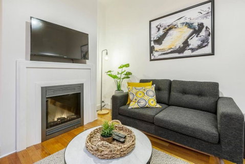 A Carlton Classic - Quaint Inner-City Getaway - Accommodation Great Ocean Road 3