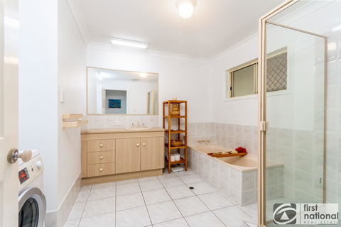 Immaculate Spacious Second Floor Unit Overlooking Pristine Parklands - Accommodation Great Ocean Road 1
