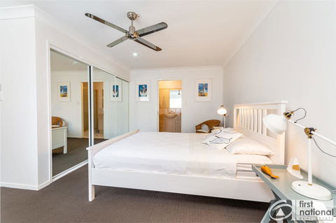 Immaculate Spacious Second Floor Unit Overlooking Pristine Parklands - Accommodation Great Ocean Road 11