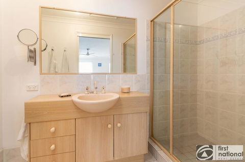 Immaculate Spacious Second Floor Unit Overlooking Pristine Parklands - Accommodation Great Ocean Road 13
