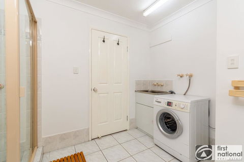 Immaculate Spacious Second Floor Unit Overlooking Pristine Parklands - Accommodation Great Ocean Road 5