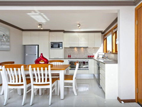 'Beach Break 2', 2/10 Lionel St - Downstairs Unit With Aircon - Accommodation Great Ocean Road 2