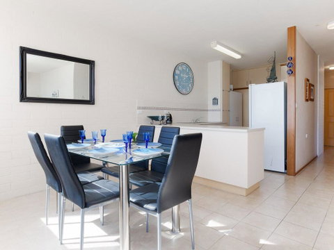 1 'Little Hut', 20 Kurrawa Close - Spectacular Water Views, NBN & Air Conditioned - Accommodation Great Ocean Road 3