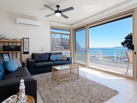 1 'Little Hut', 20 Kurrawa Close - Spectacular Water Views, NBN & Air Conditioned - Accommodation Great Ocean Road 2