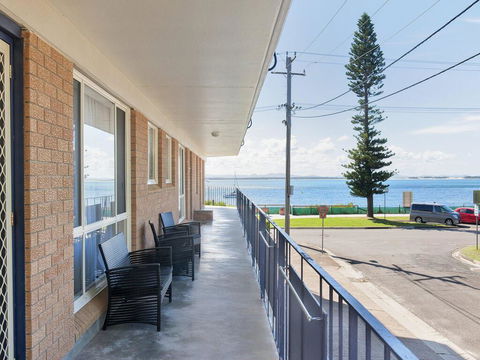 1 'Shoal Towers', 11 Shoal Bay Road - Fantastic Unit Across The Road From Beach - Accommodation Great Ocean Road 3