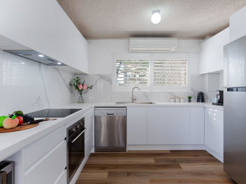 1 'The Poplars' 34 Magnus St - Panoramic Water Views, Pool, Aircon & WIFI - Accommodation Great Ocean Road 2