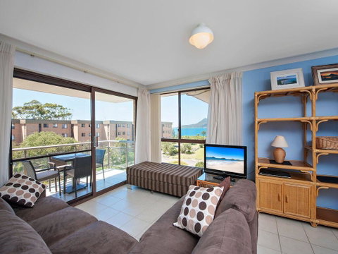 12 'Commodore', 6 Intrepid Close - Beautiful Water Views - Accommodation Great Ocean Road 2