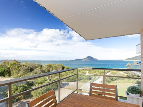 12 'Intrepid' 3 Intrepid Close - Right On The Beachfront - Accommodation Great Ocean Road 0
