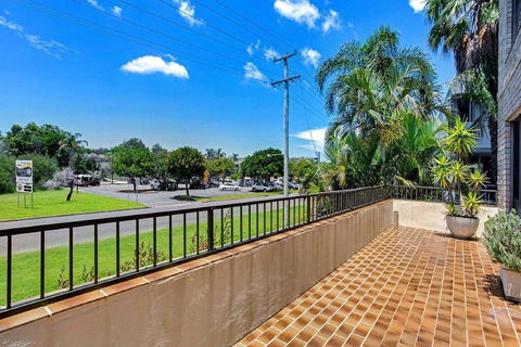 14 'THE DUNES', 38 MARINE DR - LARGE UNIT WITH POOL, TENNIS COURT AND DIRECTLY ACROSS FROM FINGAL - Accommodation Great Ocean Road 2