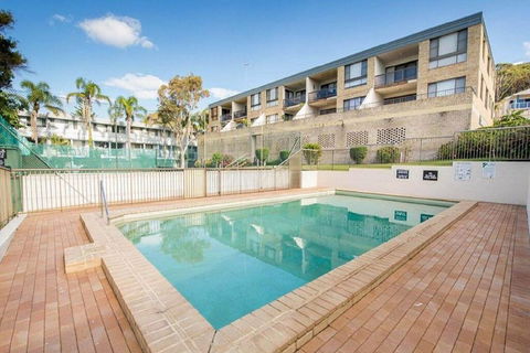 14 'THE DUNES', 38 MARINE DR - LARGE UNIT WITH POOL, TENNIS COURT AND DIRECTLY ACROSS FROM FINGAL - Accommodation Great Ocean Road 3