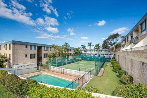 14 'THE DUNES', 38 MARINE DR - LARGE UNIT WITH POOL, TENNIS COURT AND DIRECTLY ACROSS FROM FINGAL - Accommodation Great Ocean Road 0