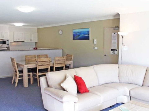 2 'Seashells' 21-23 Magnus Street - Pool , Lift , Aircon - Accommodation Great Ocean Road 3