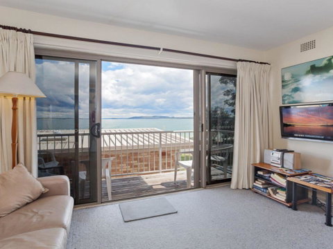 2 'Sunnie Belle' 3 Victoria Parade- Water Views Over Nelson Bay Foreshore - Accommodation Great Ocean Road 2