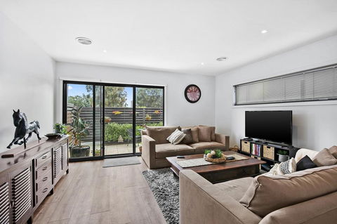 2 Bedroom Townhouse - Family & Corporate Bookings Only - Accommodation Great Ocean Road 1