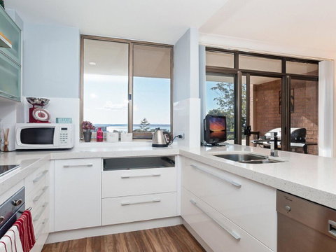 23 'The Commodore' 9-11 Donald Street - Delightful Unit With Gorgeous Water Views - Accommodation Great Ocean Road 2