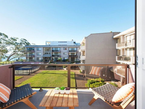 24 'The Poplars', 34 Magnus Street - Views, Aircon, WIFI, Netflix & Pool - Accommodation Great Ocean Road 2