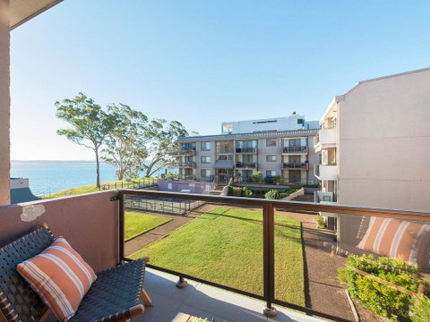 24 'The Poplars', 34 Magnus Street - Views, Aircon, WIFI, Netflix & Pool - Accommodation Great Ocean Road 0