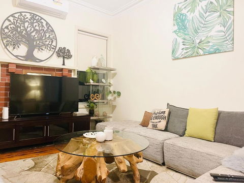 D108 Fantastic Sun Crescent Gathering - Accommodation Great Ocean Road 4