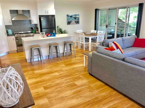 DELUXE Escape! Central, NEW & Spacious 3 Bed - Accommodation Great Ocean Road 0